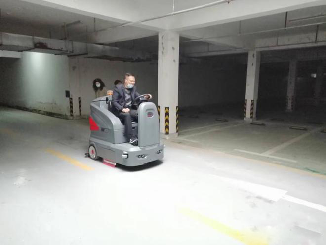 漳州小区物业保洁不用人力改用驾驶式洗地机了